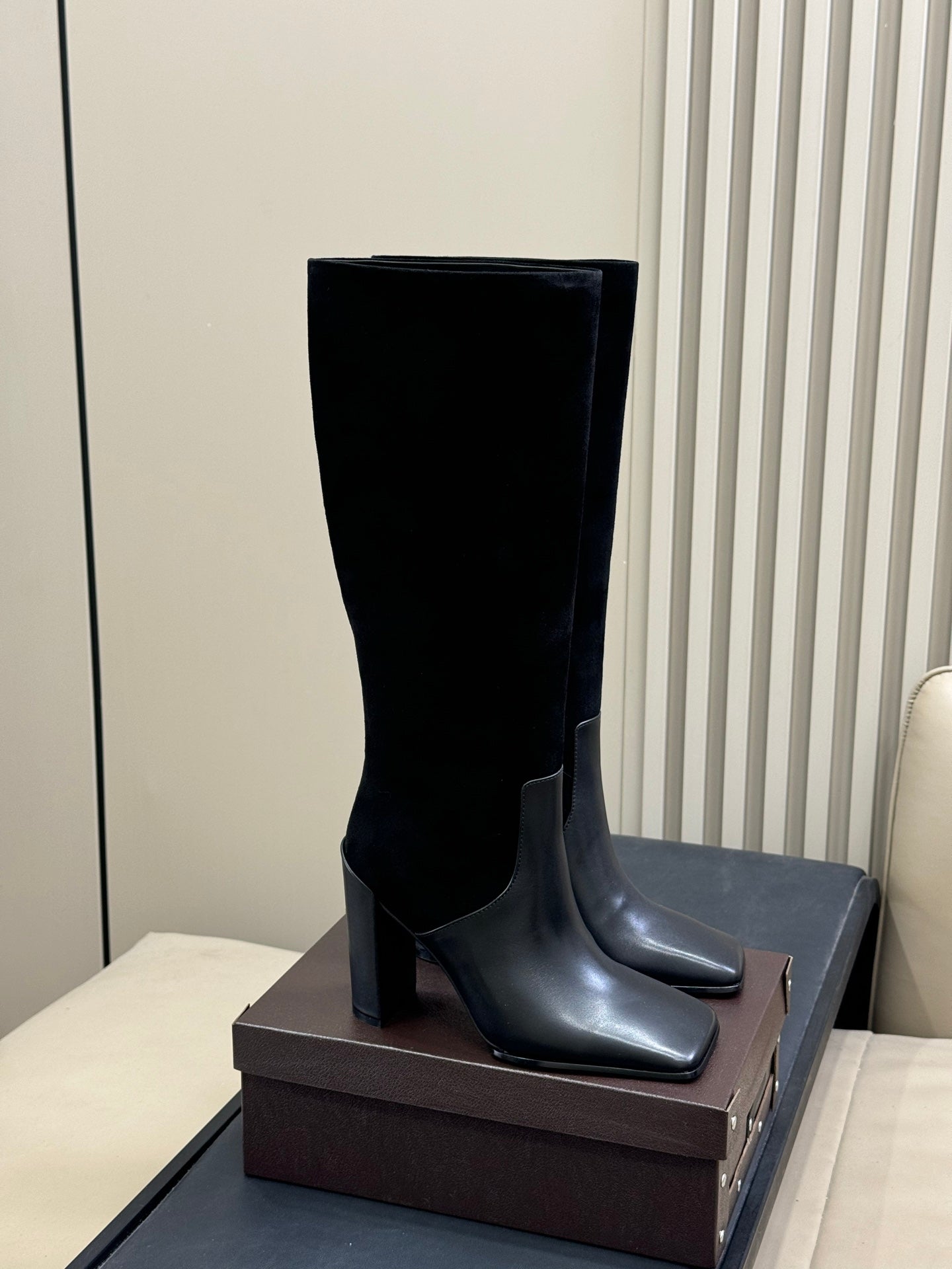 ALAIA 25S KNEE BOOTS IN BLACK CALFSKIN AND SUEDE
