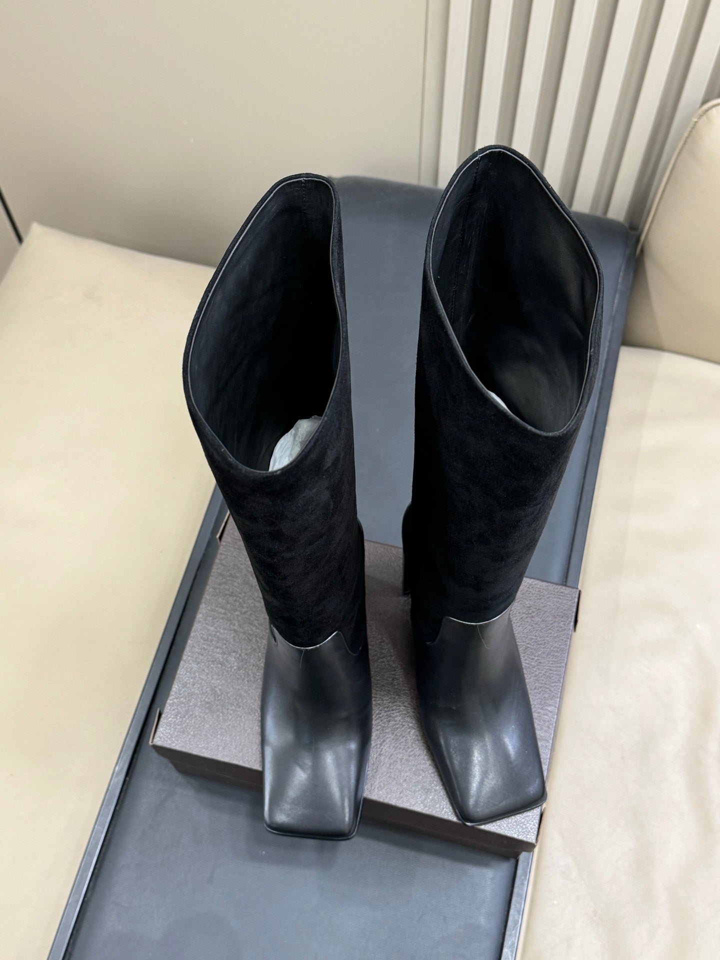 ALAIA 25S KNEE BOOTS IN BLACK CALFSKIN AND SUEDE
